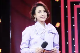 张蕾造型越来越“出位”，大蝴蝶衬衫配大开叉喇叭裤，知性变惊艳图片