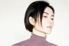 51岁王菲拍广告真放得开，穿透视衫露背心好撩人，侧颜五官看呆了图片