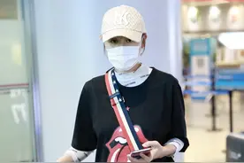 田亮老婆叶一茜现身机场，黑色短袖搭配黑色短裤，潮妈范十足图片