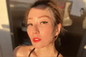 郑秀文健身后大汗淋漓，练就直角肩瘦成纸片人，48岁为美太拼了图片