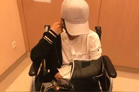 吴京突曝谢楠桡骨粉碎性骨折！晒CT照裂痕明显，轮椅照也曝光图片