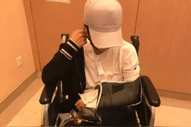 吴京突曝谢楠桡骨粉碎性骨折！晒CT照裂痕明显，轮椅照也曝光图片