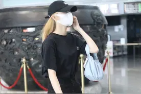 黑T恤+牛仔短裤，酷感十足的周梓倩美腿抢镜图片