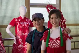 真正的高手，用纸剪个衣服都能走秀！网友直呼：太美了吧图片