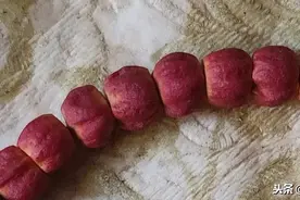 太惊悚了！一条串儿，他挂脖2个月红成这个样子！再也不敢戴了图片