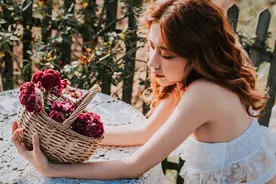 37岁漂亮女人含泪倾诉：给男人当地下情人9年，最后一无所有图片