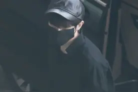 蔡徐坤一身黑衣现身机场，录制青春有你得到认可图片