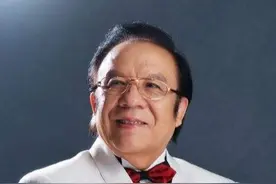 52岁的他因一首《滚滚长江东逝水》而名声大噪，曾以美声代表中国征服世界，也曾在舞台上被观众高喊“下台”图片