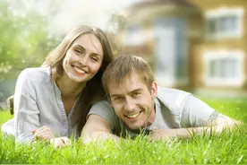 到家后，看到老婆和她前男友在我家沙发上，我嗅到了危机感图片