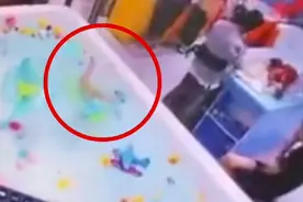 浙江一母婴游泳馆内男婴溺水3分钟无人理 家长担心后遗症求赔偿图片