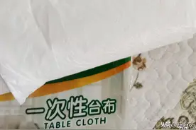 一次性塑料桌布的另一家庭妙用，不铺桌面放地上，你想过吗？图片