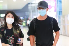 独家街拍：黄轩穿搭一件黑色的短袖+牛仔裤，简单的搭配很舒服图片