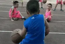 搞笑GIF：你们可以模仿我的动作，但是模仿不了我的妖娆图片