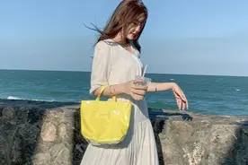 「今年流行的淑女型」纯色V领收腰大摆连衣裙，这样穿搭更显瘦图片