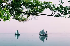 云卷飞山邀对，上联：杨柳依依，难舍孤帆远影；下联？图片