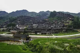 探访世界最大的苗族聚居村寨西江千户苗寨图片
