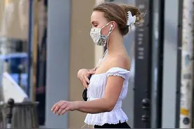 德普女儿抓拍被嘲身材虐，遗传真是门玄学图片
