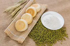 绿豆不要只会熬粥，试试做成绿豆饼，做法简单，吃起来又香又酥图片