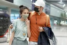 杨烁搂老婆高调秀恩爱，穿橘红色T恤配破洞牛仔裤，大叔变帅小伙图片