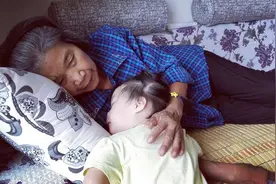 和老人一起睡的孩子更容易生病？别乱讲！看完你会感谢他们图片