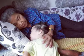 和老人一起睡的孩子更容易生病？别乱讲！看完你会感谢他们图片