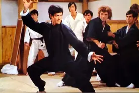 被西方名人推崇备至的李小龙，曾批评传统武术练打脱节，那么他的实战能力究竟如何？图片