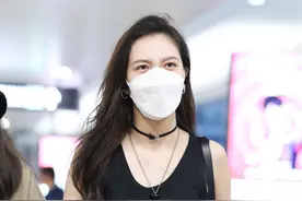 宋妍霏造型变成酷酷女孩，双手抱胳膊，一股冷酷范图片