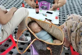 “最无奈宝宝”走红，爸妈吃烧烤嫌娃碍事放进包里，网友：赠品吧图片