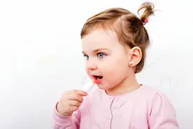 冬季嘴唇干裂出血怎么办？宝宝的润唇膏应该这样选择图片