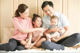 孩子自己带好还是老人带好？很现实，三个家庭告诉你图片