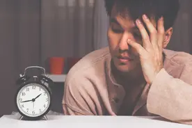 凌晨2、3点经常自然醒？中医说出根源，枕头塞“2物”，告别失眠图片