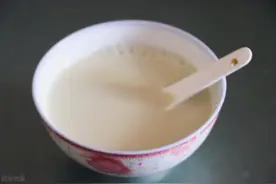 打豆浆时，泡好的黄豆直接打是外行，多加1步，豆浆香浓细腻图片