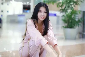 “淡黄的长裙，蓬松的头发”原唱者李熙凝现身，粉色系甜美可爱图片