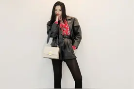 李宣美真会穿，酷范皮衣里搭甜美花衬衫，高腰短皮裤证实“腿精”图片