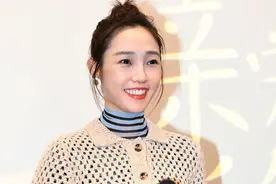 白百何才是“叠穿王”，镂空针织衫内搭条纹衫，手戴红绳意外时髦图片