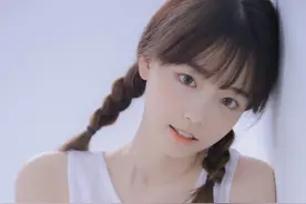 高颜值马尾辫女孩甜美居家写真，清新俏皮，可爱极了图片