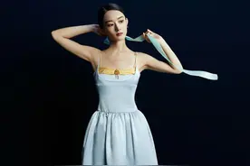 赵丽颖杂志内页大片公开，吊带裙搭配丝带精致优雅，凸显完美肩颈图片