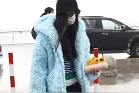 范冰冰衣品大不如前，穿蓝色外套走机场，配短裤长靴显臃肿图片