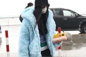 范冰冰衣品大不如前，穿蓝色外套走机场，配短裤长靴显臃肿图片