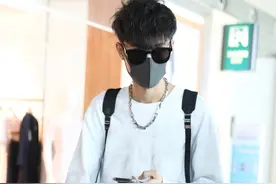 德云社人气演员秦霄贤现身机场 健身无果，依旧瘦得“空空荡荡”图片