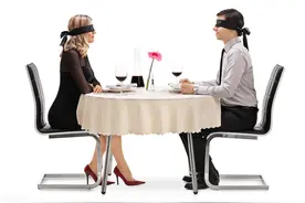 女子相亲带23人蹭饭吃掉近2万，男子没付钱就跑了，网友：聪明图片