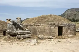 专家建议：野外宿营寻安全就住古墓旁，开玩笑吧！细品有一定道理图片