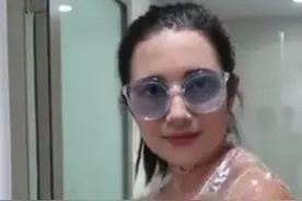 法国女性有多前卫？女子穿塑料衣出门，中国游客：无法理解图片