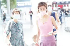 45岁金巧巧真放得开，穿露脐背心短裙走机场，“马蜂腰”看心动图片