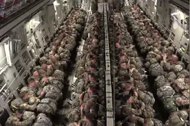 全球霸王 :美国空军一型大型战略战术C-17运输机是怎么运输伞兵图片