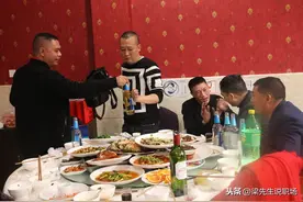 同学聚会，消费5000老板们全都不吱声，付款时，场面真是精彩图片