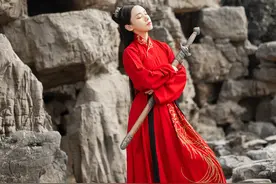 交领襦裙汉服意浓，绣花图案精巧简约，款式日常时尚百搭图片