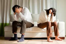 离婚后悄悄给孩子改姓，女子和公安局遭前夫起诉！公安局有何责任图片