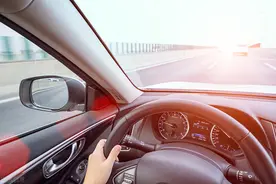 绵阳网友反映在安州审车被“串串”包围 区交通警察大队回应图片