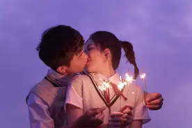 俗语“勾头女子挺胸汉 一生富贵半生闲”啥意思？图片